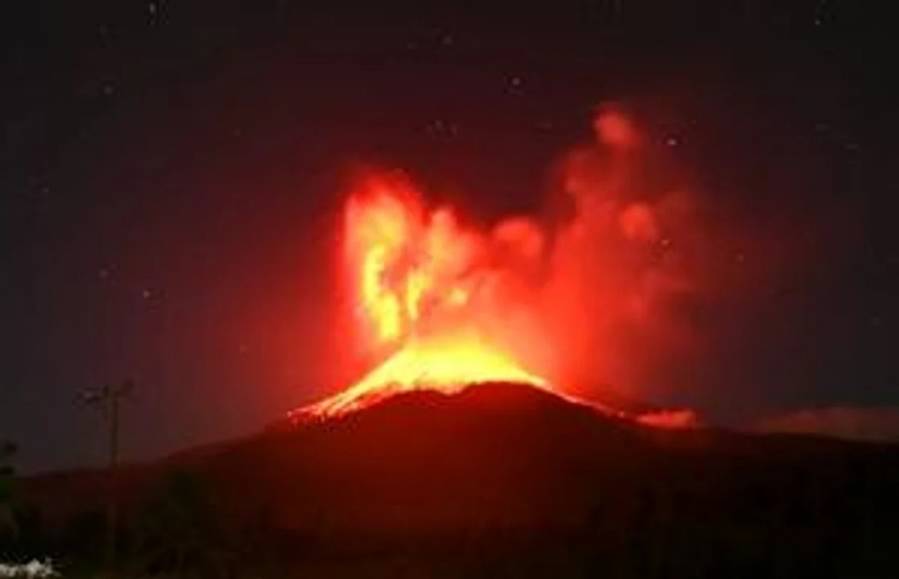 El volcán Monte Lewotobi Laki-laki de Indonesia entró en erupción