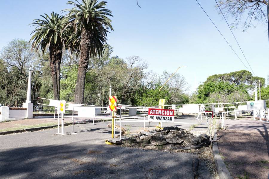 El municipio repara el puente del Parque Garay
