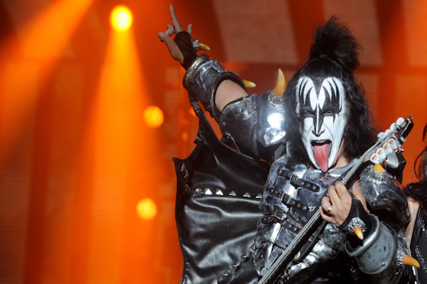Fundador de KISS fue hospitalizado tras un accidente de auto