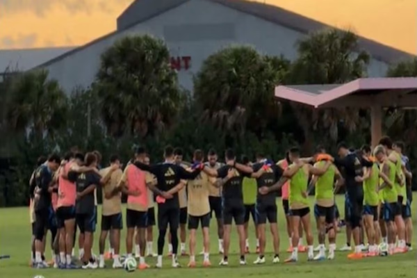 El homenaje del plantel de la selección argentina a Miguel Russo