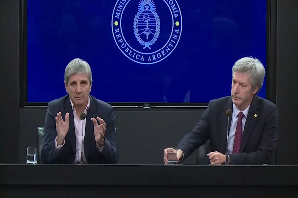 Milei y Caputo pusieron USD 10.500 millones y no frenaron al dólar