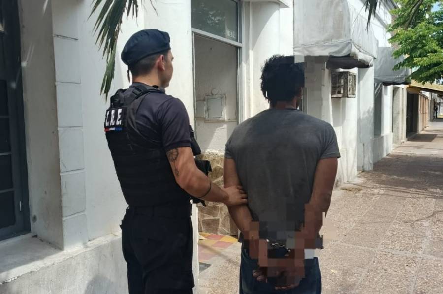 Detuvieron a un hombre que robaba cables del alumbrado