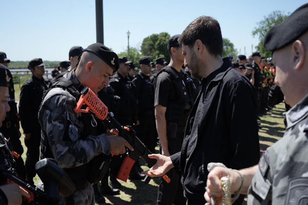Policías de Rosario patrullan con armas lanzadoras Byrna 