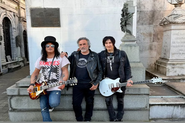 Los guitarristas de Guns N ´ Roses con fotos en el Cementerio de la Recoleta