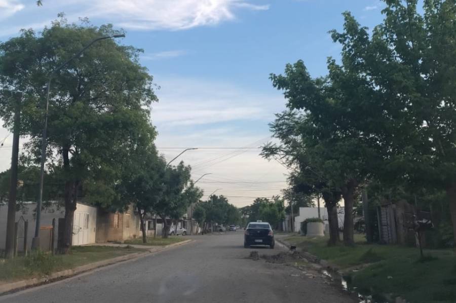 Investigan la muerte de un hombre encontrado en el patio de su casa