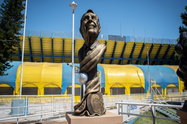 Central inauguró un busto de Miguel Ángel Russo