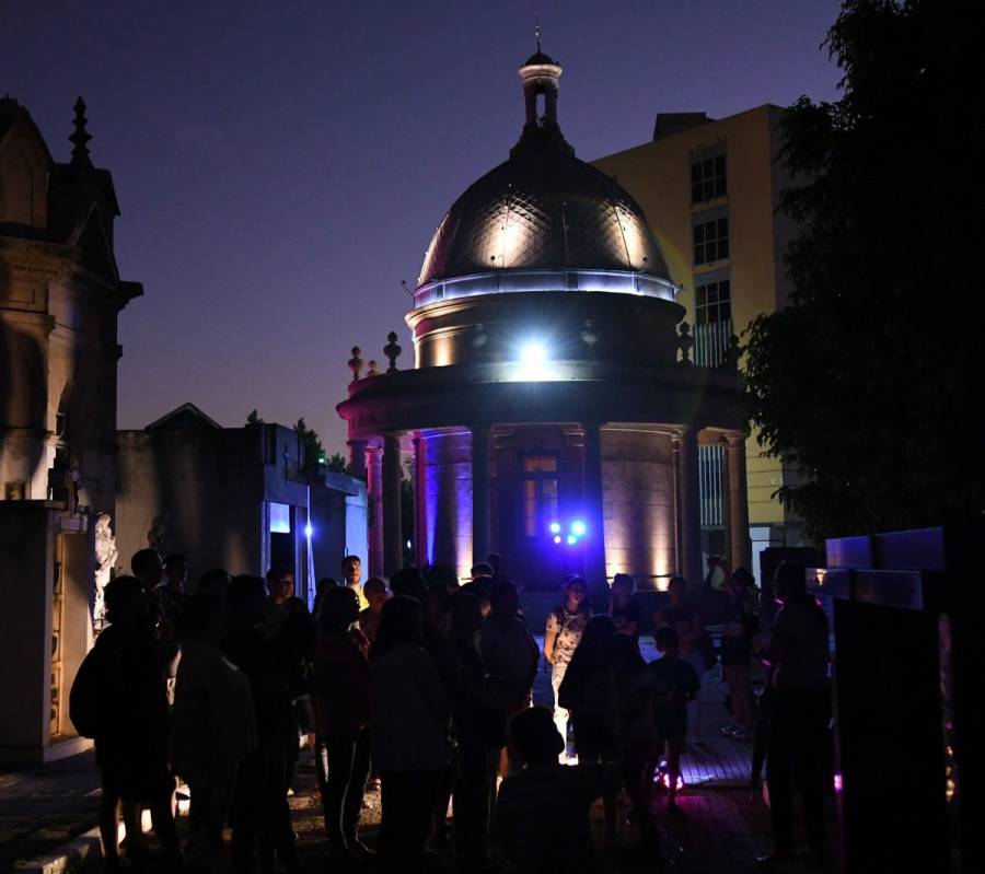 El Cementerio Municipal se abre de noche para vivir la cultura