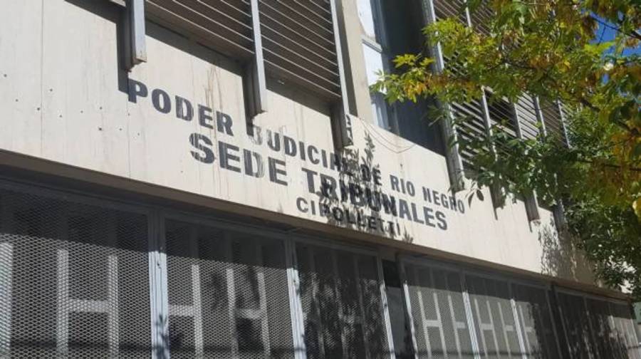 Un docente de Cipolleti fue condenado por abuso a alumnos y ahora no lo encuentran