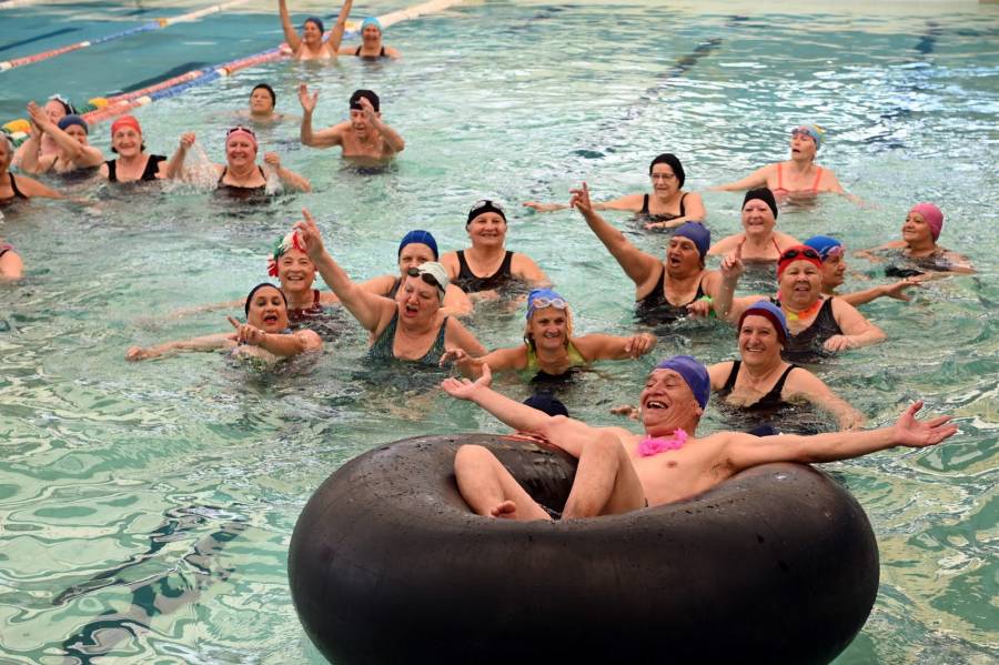 Adultos mayores finalizaron la temporada de natación con actividades