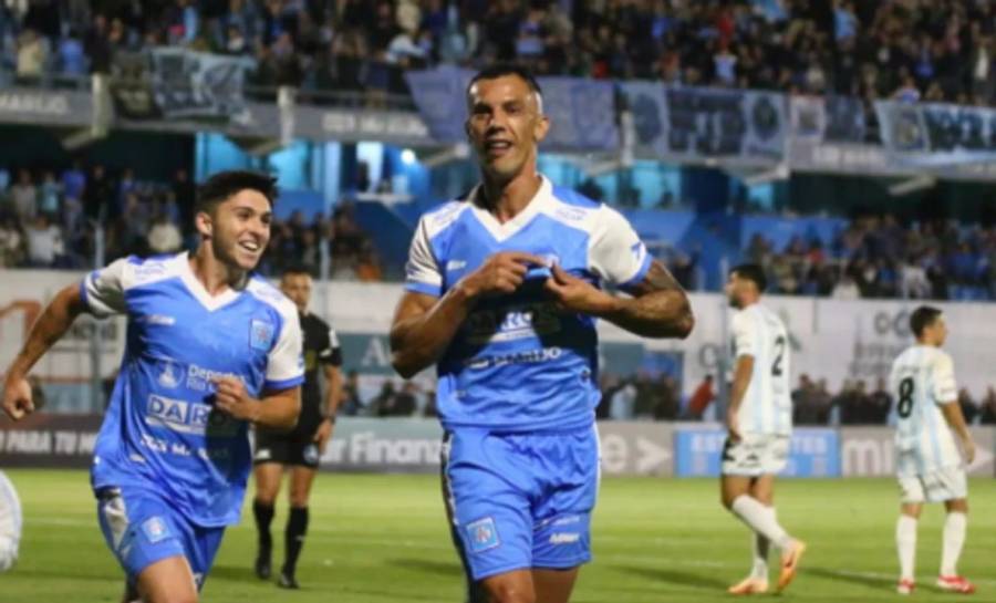 Estudiantes (RC) derrotó a Gimnasia y Tiro por 2-0 y es semifinalista del reducido de la Primera Nacional