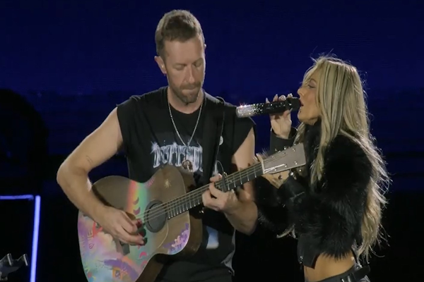 Chris Martin sorprendió al aparecer con Tini en Tecnópolis