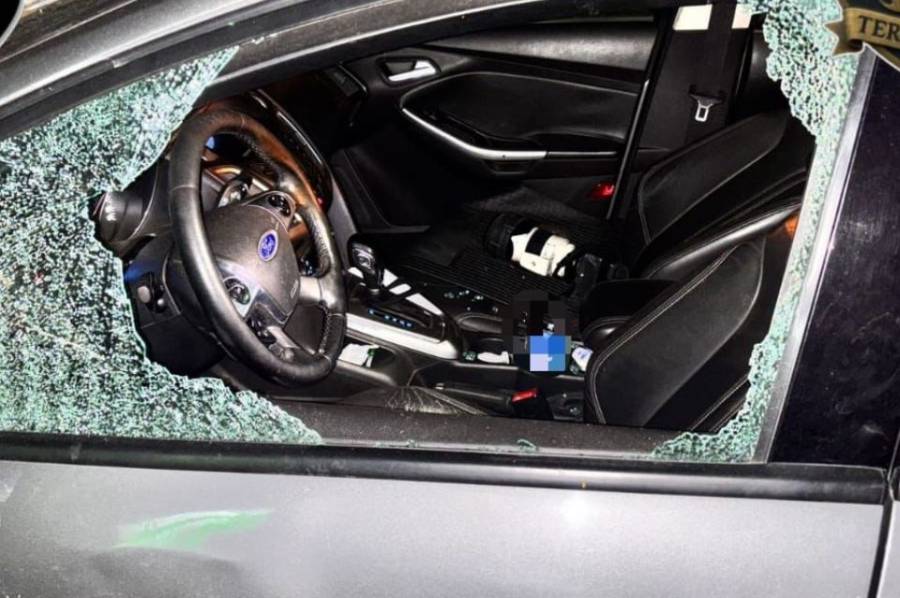 Robaron elementos del interior de un auto en San Jerónimo al 3.500