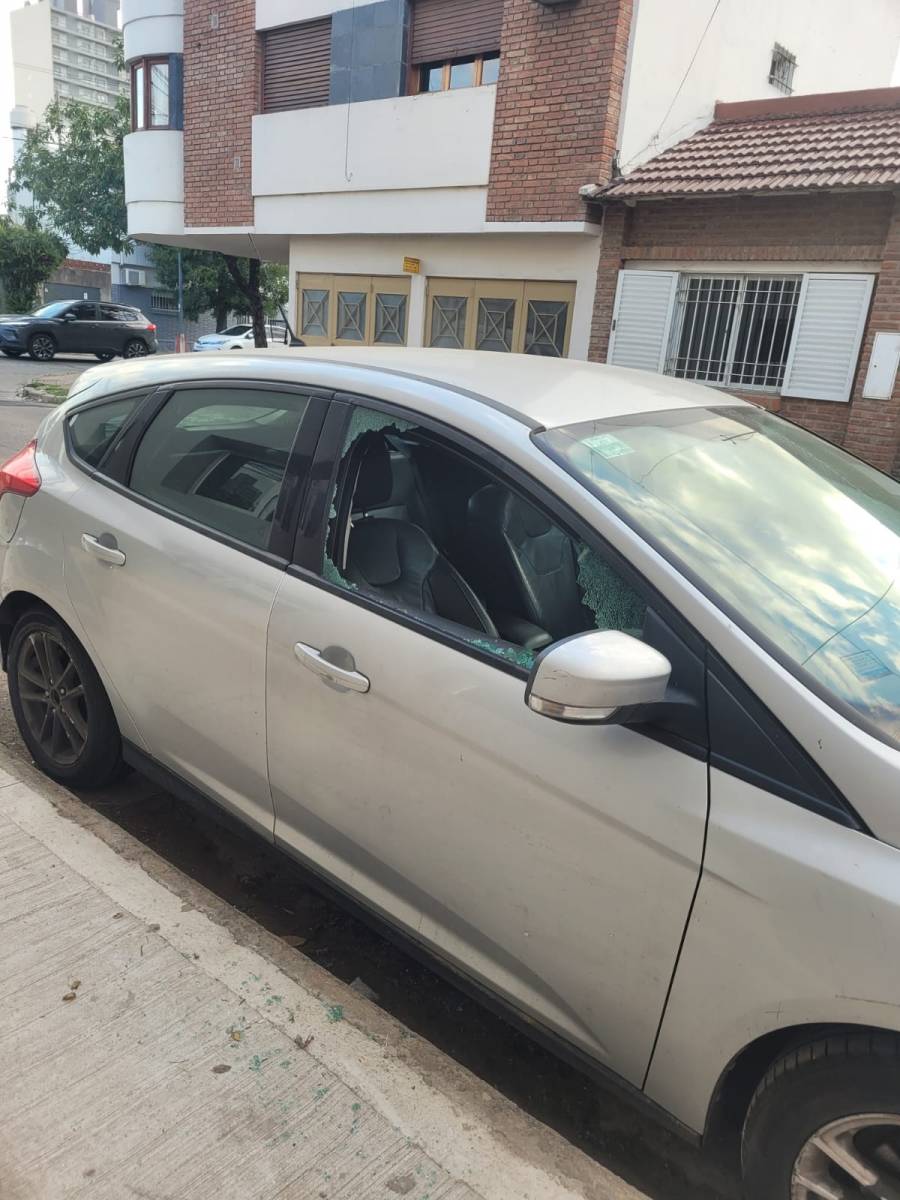 Al menos 15 autos destrozados en un mes en barrio Mariano Comas