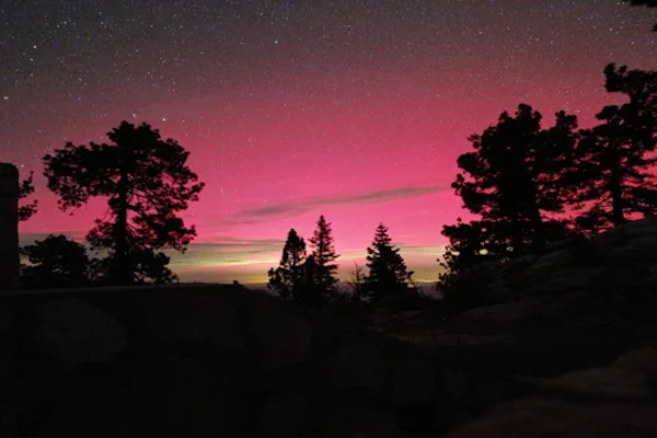 Una tormenta fucsia tiñó el cielo del norte de México