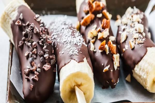 Helados caseros de banana, chocolate y coco
