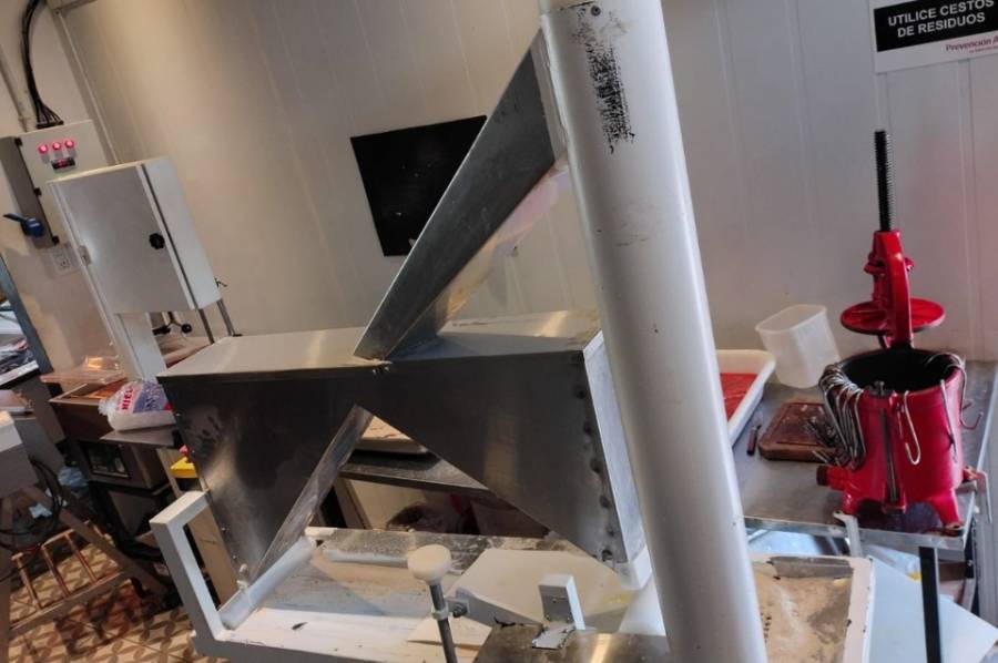 Asistieron a empleada con mano atrapada en máquina de empanar milanesas