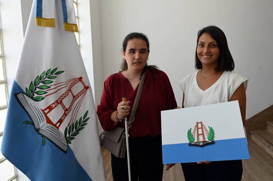 La bandera de la ciudad también tiene su versión accesible
