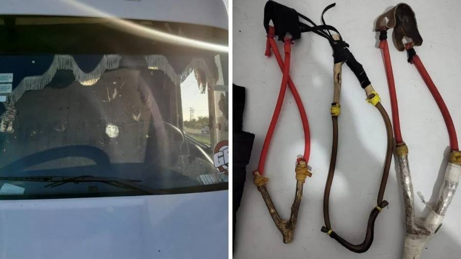 A gomerazos, atacaron un camión en autopista y le dañaron el parabrisas
