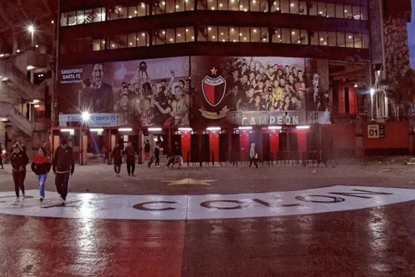 Colón, a días de las elecciones, sigue inhibido en FIFA y con deuda a Espínola