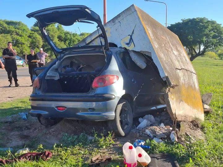Un auto destruyó una garita de colectivos en San Javier
