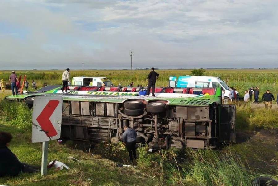 Volcó un micro en la Ruta 2: dos muertos y varios pasajeros heridos
