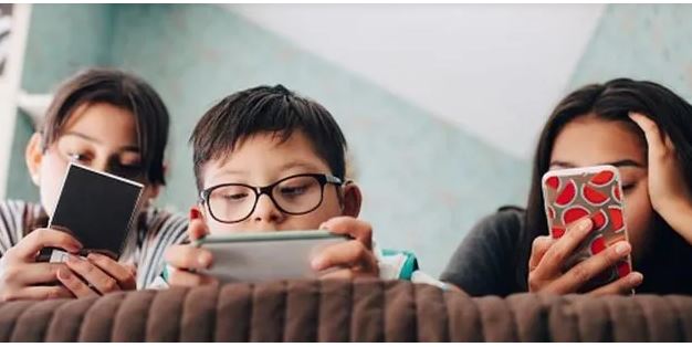 El Parlamento Europeo busca limitar la edad de los niños en el uso de redes sociales