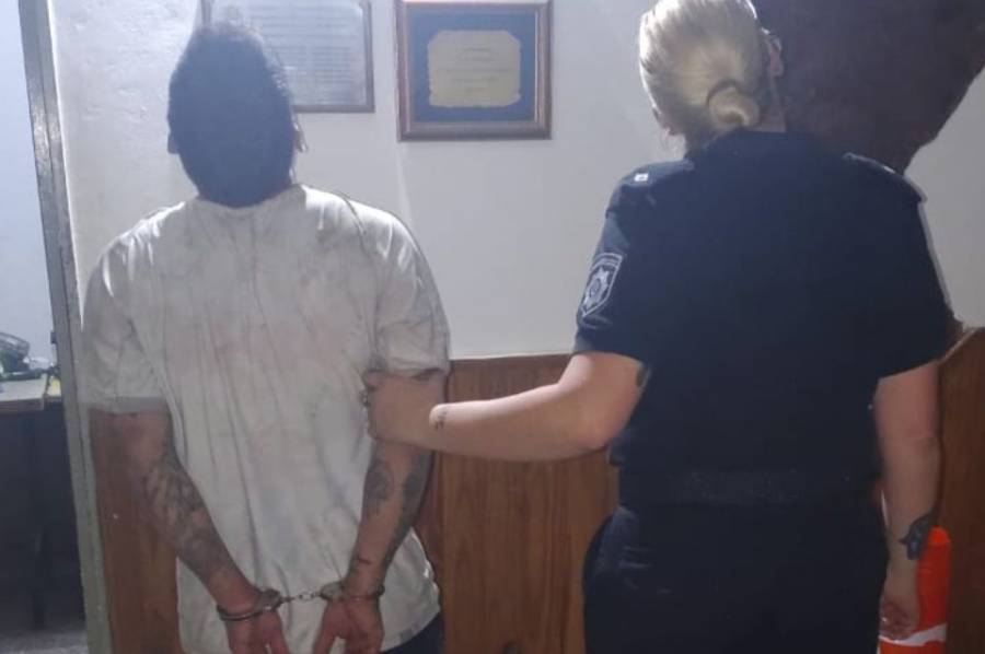 Se hizo pasar por un pasajero y apuñaló y robó a un remisero