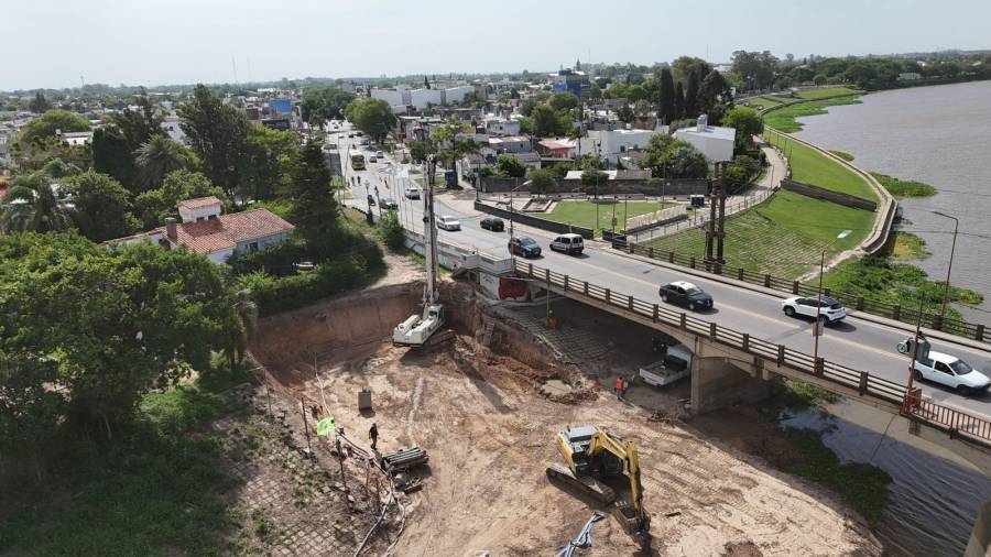 Mientras aguarda la llegada de las primeras vigas, se construyó más de la mitad de las pilas 