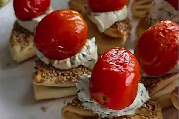 Bocaditos navideños con tapitas de copetín