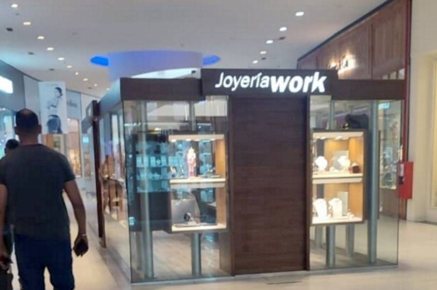 Robaron una joyería del shopping Alto Rosario y escaparon en moto
