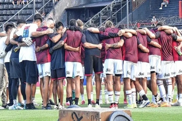 El plantel de Colón no entrena hasta cobrar