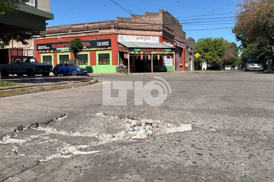 Vecinos de Barrio Sur reclaman el arreglo de un enorme bache