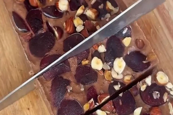 Turrón helado light de chocolate y cerezas