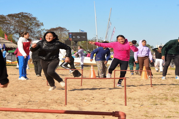 La ciudad impulsa actividades deportivas y recreativas para disfrutar las playas 