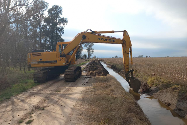 La Provincia licitó la compra de 8 máquinas para mantenimiento de canales y obras de drenaje 