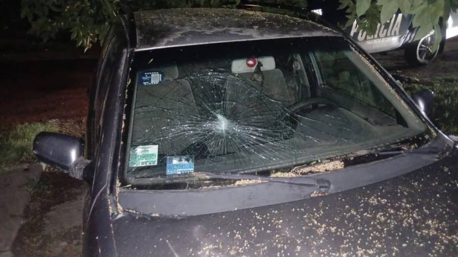 Discutió con su expareja, fue hasta la casa y le reventó el parabrisas del auto con un casco