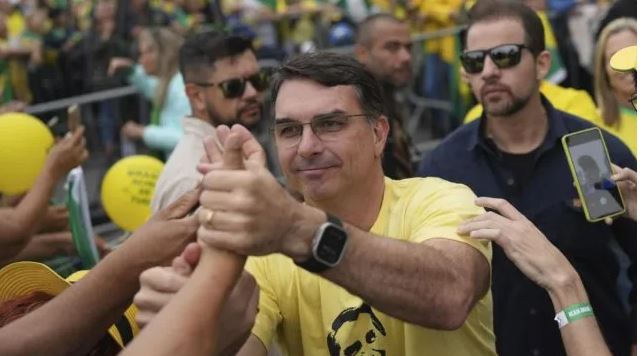 El hijo de Jair Bolsonaro oficializó su candidatura a presidente en las próximas elecciones de Brasil