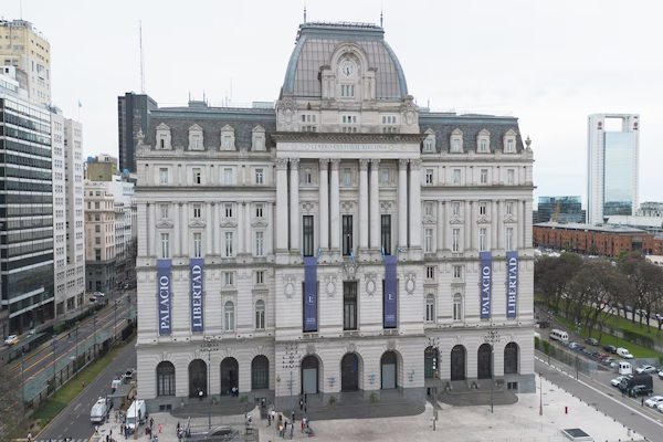 Palacio Libertad: un empleado se suicidó al descubrirlo espiando a menores en un camarín