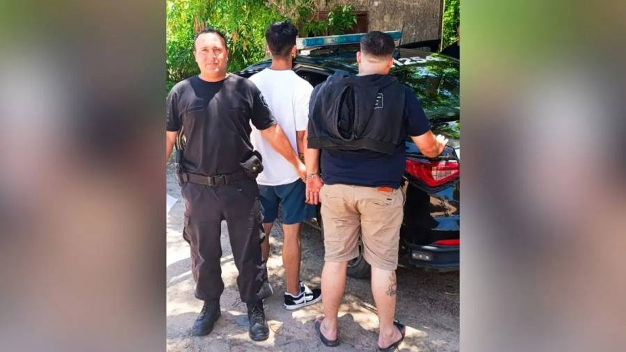 Tenía pedido de captura, dio positivo en alcoholemia y llevaba lingotes de oro, pesos y dólares