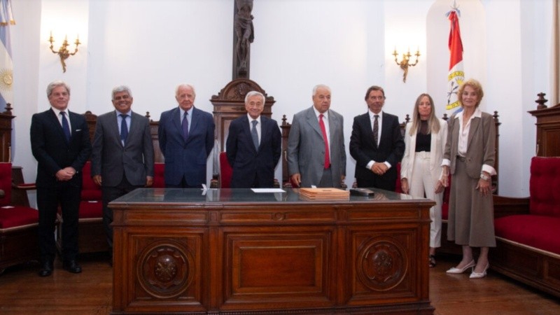 Pullaro firmó el decreto con los tres candidatos para completar la Corte