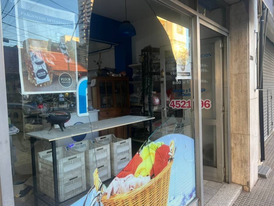 Rompieron la vidriera de una lavandería e investigan su fue en una pelea callejera