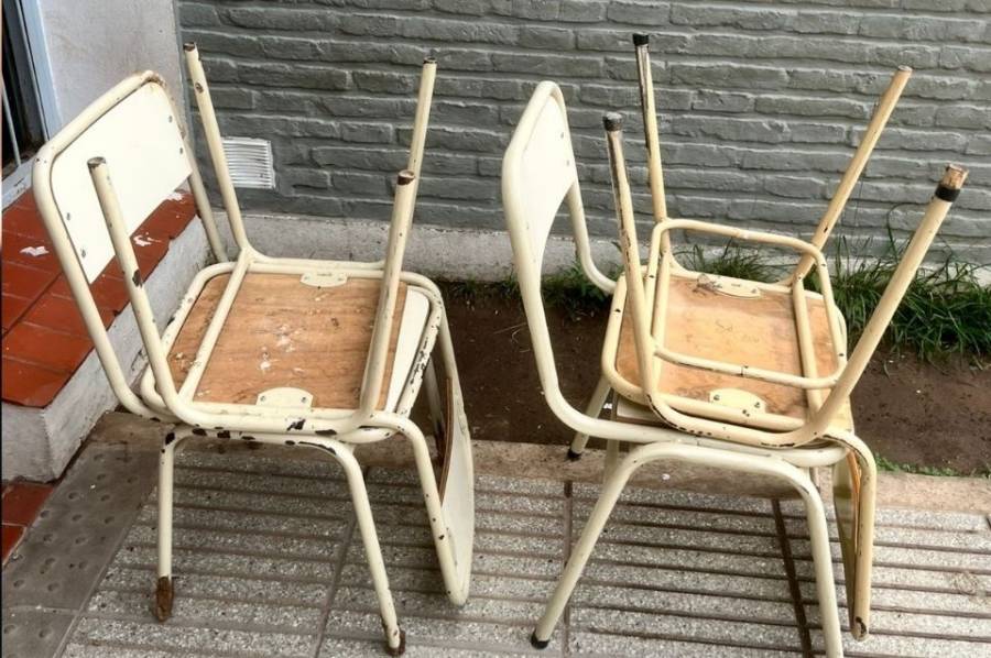 Lo atraparon robando sillas de una escuela en barrio Cabal