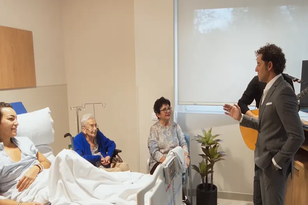 Navidad: David Bisbal sorprendió a pacientes en un hospital