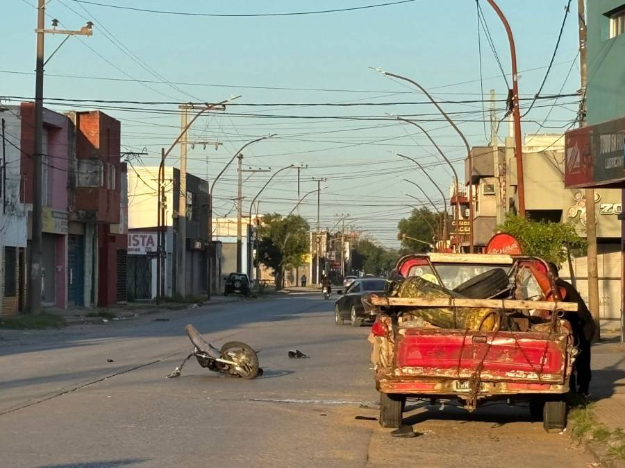 Está grave un motociclista que chocó una camioneta estacionada