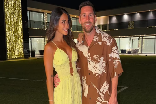 Messi sorprendió posando con una camiseta del fútbol argentino