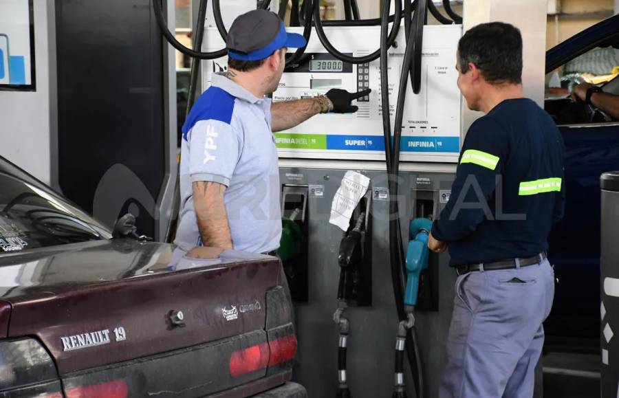 Traslado a surtidores: el Gobierno aumentó parcialmente los impuestos a los combustibles