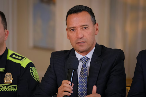 Colombia moviliza su Ejército a la frontera con Venezuela