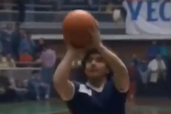 El video nunca visto de Maradona en un partido de básquet