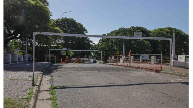 Se permite el paso de automóviles y camionetas en el puente del Parque Garay