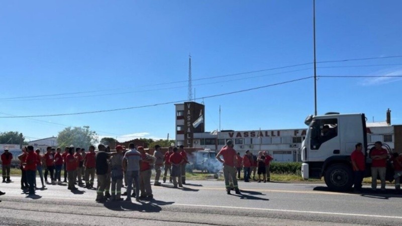 Empleados cortaron la ruta 33 y no descartan una toma de la planta de Firmat